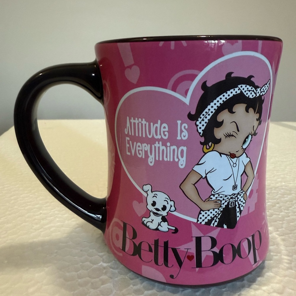 BNIB Eye Catching Pink and Black Betty Boop Mug 12-13oz